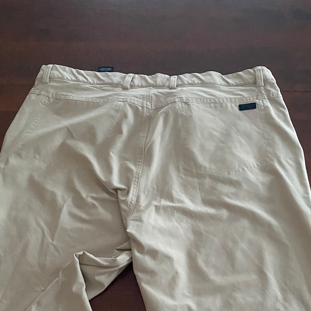 Greg Norman micro luxe 5-pocket stretch Men's Tan/Khaki Golf Pants - Picture 8 of 9